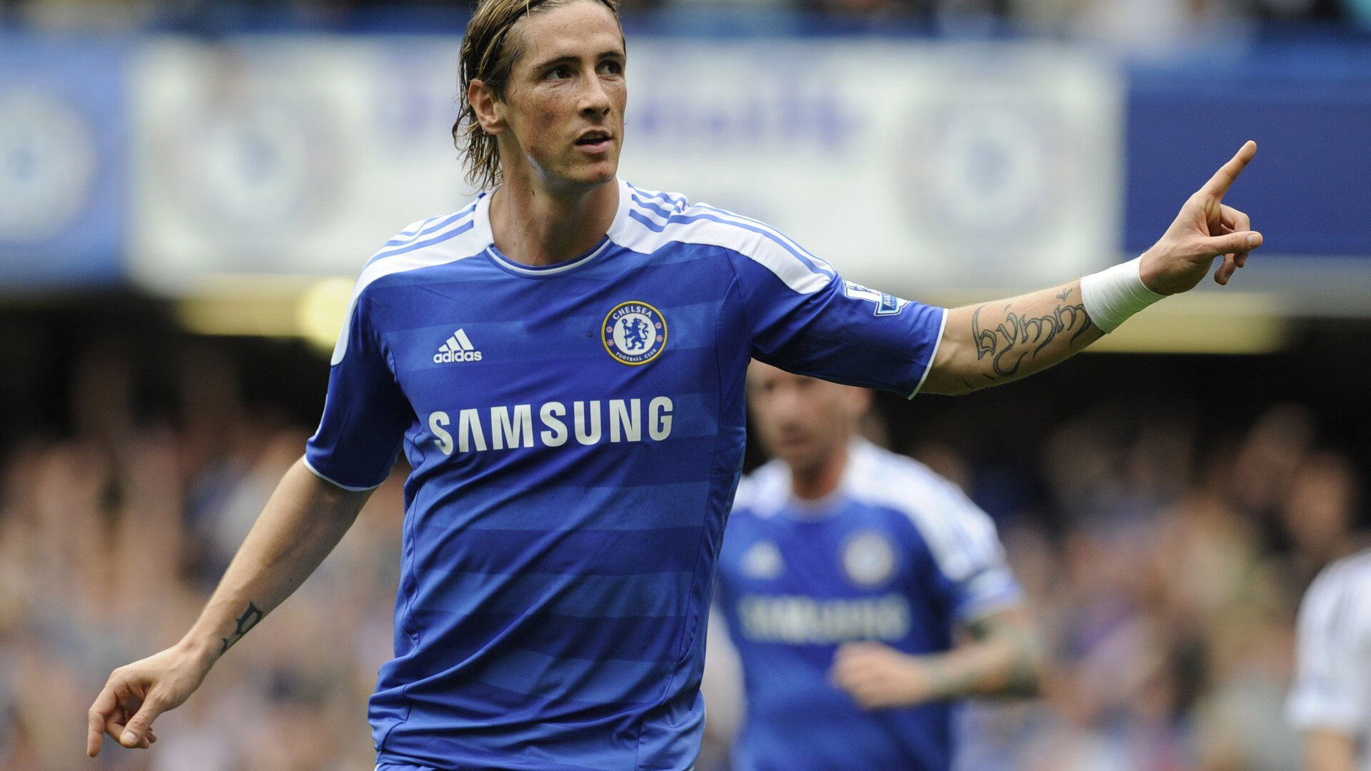 赛道与球场，弗拉霍维奇末节接管比赛，点燃F1新赛季揭幕战之夜